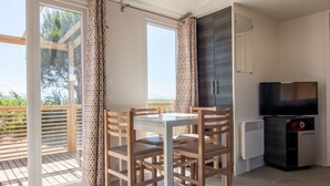 Dining - Alluring Mobile Home in Canet-en-roussillon With Pool (Canet-en-Roussillon)