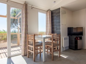Dining - Alluring Mobile Home in Canet-en-roussillon With Pool (Canet-en-Roussillon)