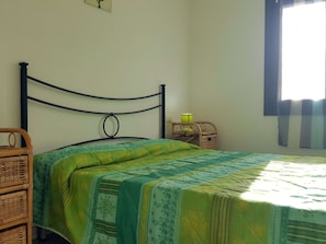2 Schlafzimmer, individuell eingerichtet, Bettwäsche
