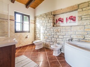 Villa | Badezimmer | Duschwanne, Haartrockner, Handtücher