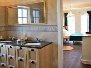 Villa | Badezimmer | Dusche, Haartrockner, Handtücher