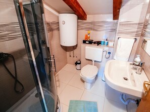Ferienhaus | Badezimmer | Dusche, Handtücher