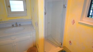 Ferienhaus | Badezimmer | Dusche, Handtücher