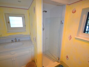 House | Bathroom | Shower, towels - Cozy Holiday Home in Monte Argentario With Private Garden (Monte Argentario)
