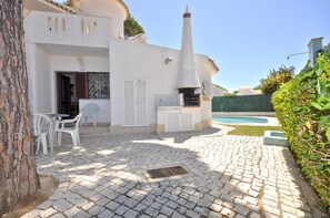 Villa | Balcony - Villa in Typical Portuguese Style, Quiet Area of Vilamoura With Private Pool (Loulé)