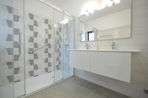 Villa | Bathroom | Shower - Villa in Typical Portuguese Style, Quiet Area of Vilamoura With Private Pool (Loulé)