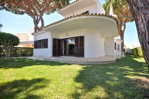 Exterior - Villa in Typical Portuguese Style, Quiet Area of Vilamoura With Private Pool (Loulé)
