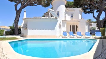 Vila | Piscina | Piscina interna, piscina externa