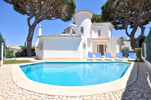 Villa in Typical Portuguese Style, Quiet Area of Vilamoura With Private Pool