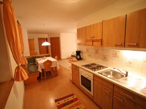 Wasserkocher mit Kaffee-/Teezubehör, Kühlschrank, Ofen, Geschirrspüler