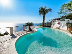 Villa | Pool | Indendørs pool, udendørs pool