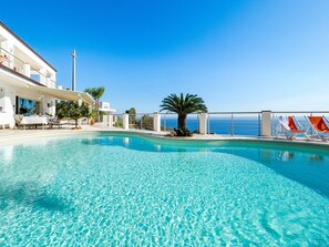 Villa | Pool | Indendørs pool, udendørs pool