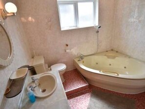 Apartment | Badezimmer | Duschwanne, Handtücher