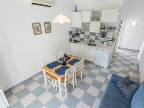Dining - Lovely 4 Bedroom Apartment With Beautiful Garden and Terrace, Near the Beach (Sibenik)