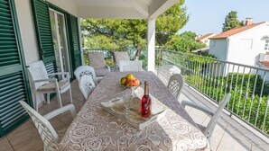 Unclassified image, 2 of 40, button - Lovely 4 Bedroom Apartment With Beautiful Garden and Terrace, Near the Beach (Sibenik)