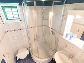Bathroom - Lovely 4 Bedroom Apartment With Beautiful Garden and Terrace, Near the Beach (Sibenik)