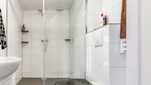 Buồng tắm vòi sen, khăn tắm 
