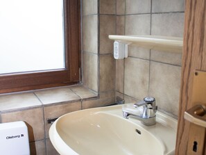 Apartment | Bathroom | Shower, towels