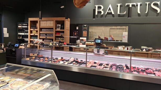 A store interior with a deli counter, refrigerated display cases, and shelves stocked with products. - Pleasant Holiday Home With Infrared Sauna (Durbuy)