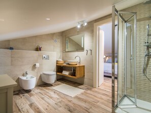 Villa | Badezimmer | Dusche, Haartrockner, Handtücher