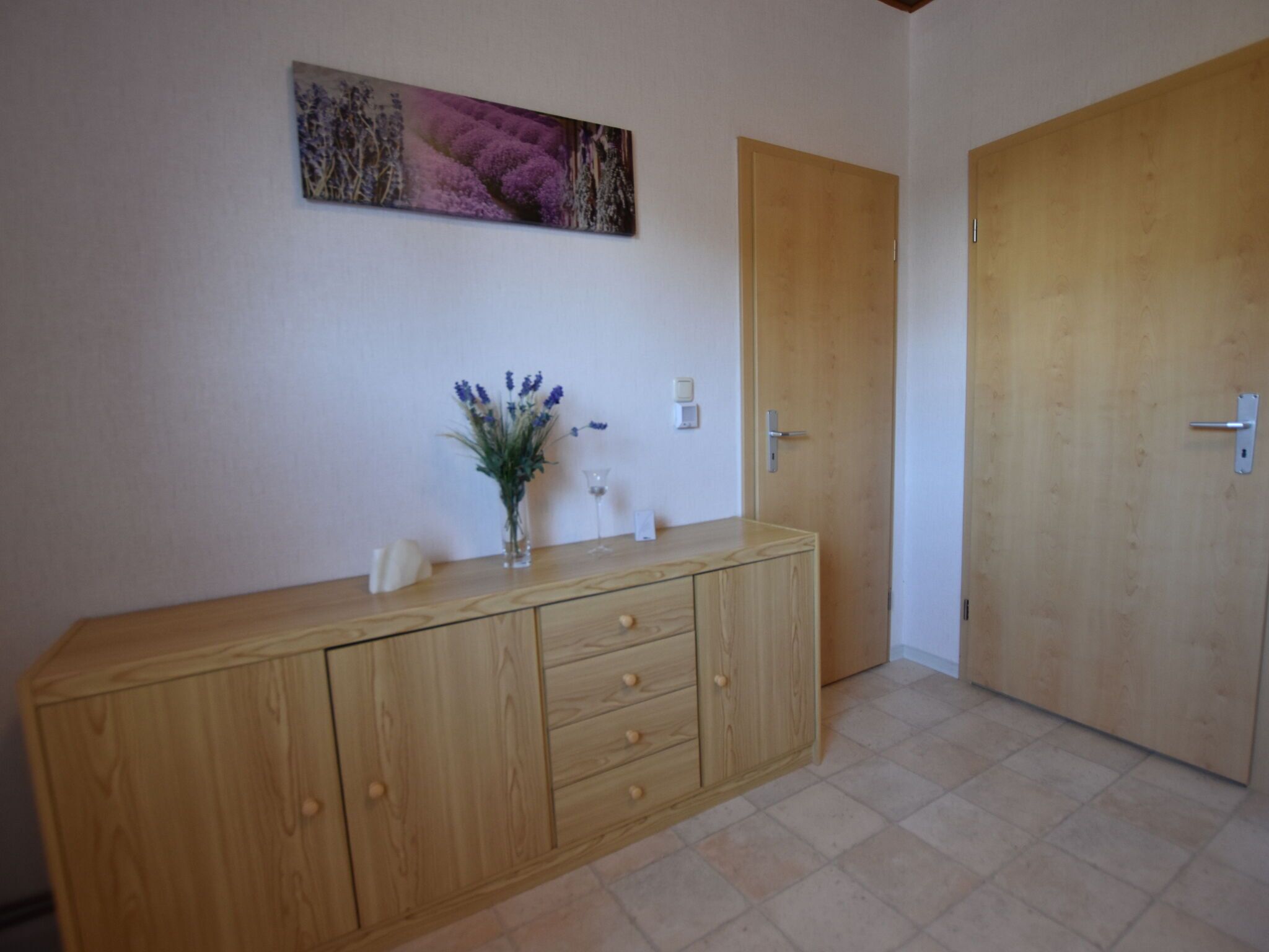 2 Schlafzimmer, individuell eingerichtet, Babybetten