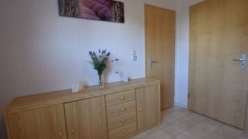2 Schlafzimmer, individuell eingerichtet, Babybetten