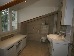 Apartment | Badezimmer | Dusche, Handtücher