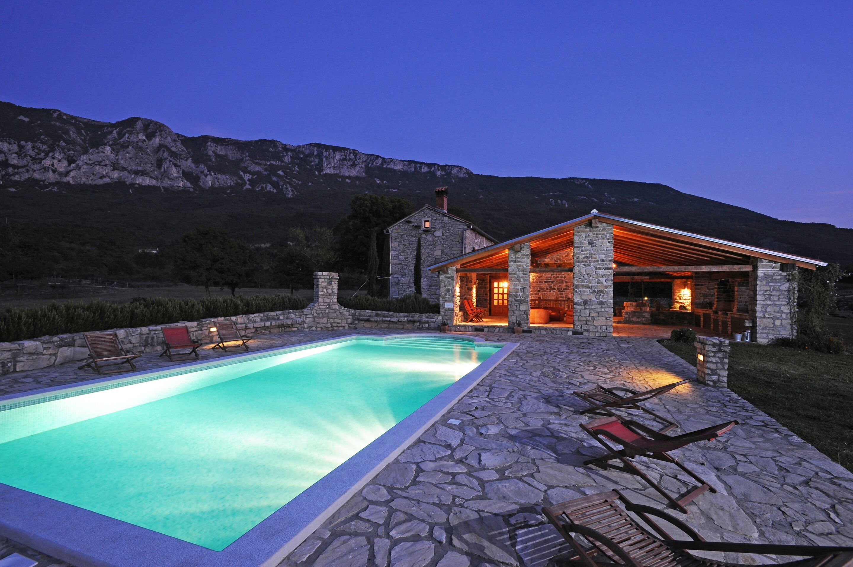 Casa | Alberca | Alberca techada y alberca al aire libre