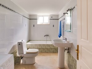 Huoneisto | Kylpyhuone | Suihkun ja ammeen yhdistelmä, pyyhkeet