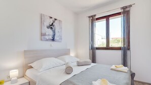 House | 3 bedrooms, iron/ironing board, individually furnished - Elegant Holiday Home in Maslenica with Hot Tub (Jasenice)