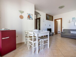 Living room - Comfortable Holiday Home in Lu Bagnu Near Seabeach (Castelsardo)
