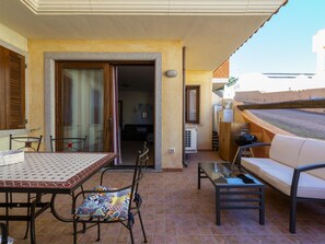 Balcony - Comfortable Holiday Home in Lu Bagnu Near Seabeach (Castelsardo)