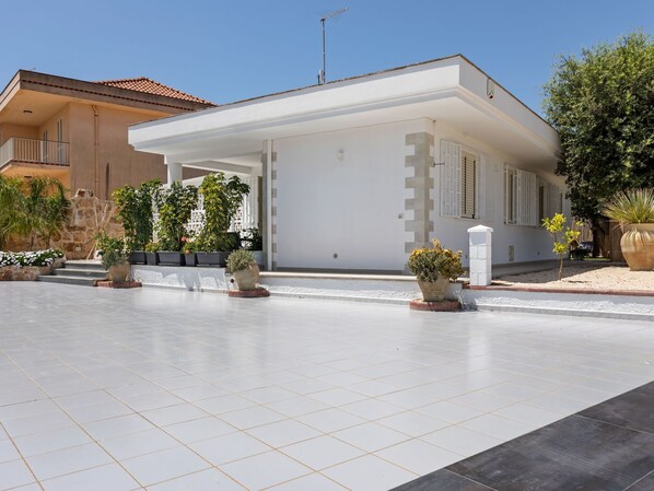 Exterior - Premium Holiday Home in Santa Maria with Hot Tub (Ispica)