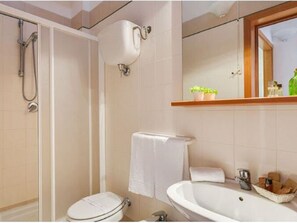 House | Bathroom - Attractive Holiday Home in Follonica near Sea (Follonica)