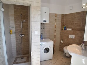 Apartment | Badezimmer | Dusche, Handtücher