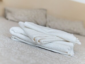 2 Schlafzimmer, Babybetten, Bettwäsche
