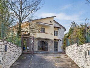 Exterior - Enchanting Villa in Castel Campagnano With Swimming Pool (Castel Campagnano)
