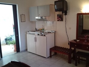 Private kitchen - Spacious Apartment in Plataanias With Swimming Pool (Platanias)