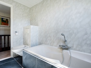 Bathtub, towels - Scenic Villa Near Bergen Close to the sea (Alkmaar)
