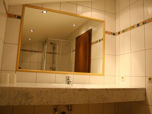 Apartment | Badezimmer | Dusche, Handtücher