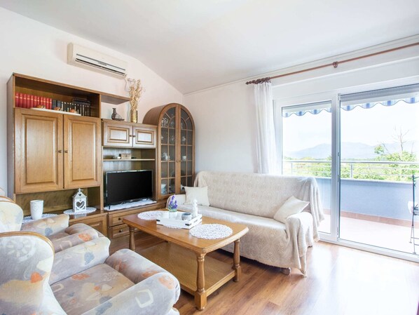 Apartment | Living area | TV - Modern Apartment in Viskovo With Balcony (Viskovo)