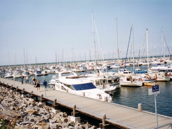 Ein Hafen mit verschiedenen Booten, die an einer Holzsteg liegen.