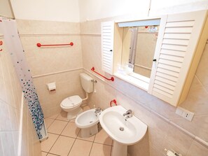 Bathroom - House in Residence With Garden With Gazebo and Barbecue (Comacchio)