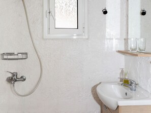 Apartment | Bathroom | Towels - Homely Apartment in Istiaia With Patio (Istiaia-Aidipsos)