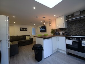 Private kitchen - Elegant Holiday Home in Coventry near Lake View Park (Coventry)