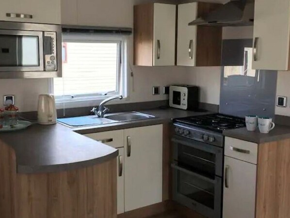 House | Private kitchen | Fridge, microwave, stovetop, electric kettle