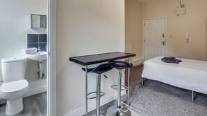 Shower - Cozy Apartment in Coventry near Coventry University (Coventry)