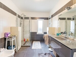 Villa | Bathroom | Shower, towels