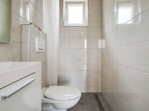Shower, hair dryer, towels - Elegant Holiday Home in Đurđevac with Swimming Pool  (Durdevac)