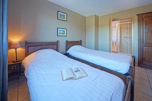 House | 8 bedrooms, bed sheets